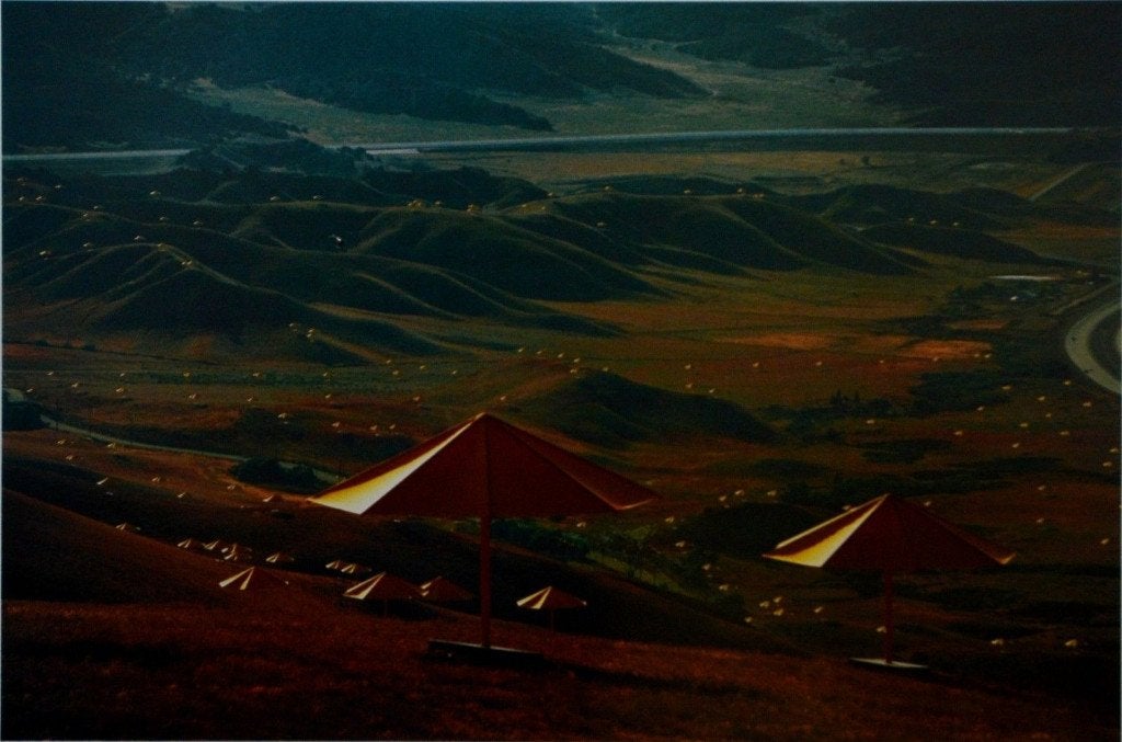 Christo (1935) Jeanne-Claude "The Umbrellas Japan 1984/1991", Ophalen of Verzenden