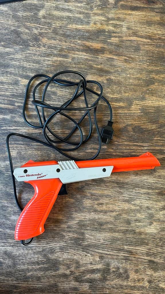 Nintendo Zapper NES (1985) - Origineel Lichtpistool, Ophalen of Verzenden, Gebruikt, Met 1 controller, Met zapper/pistool