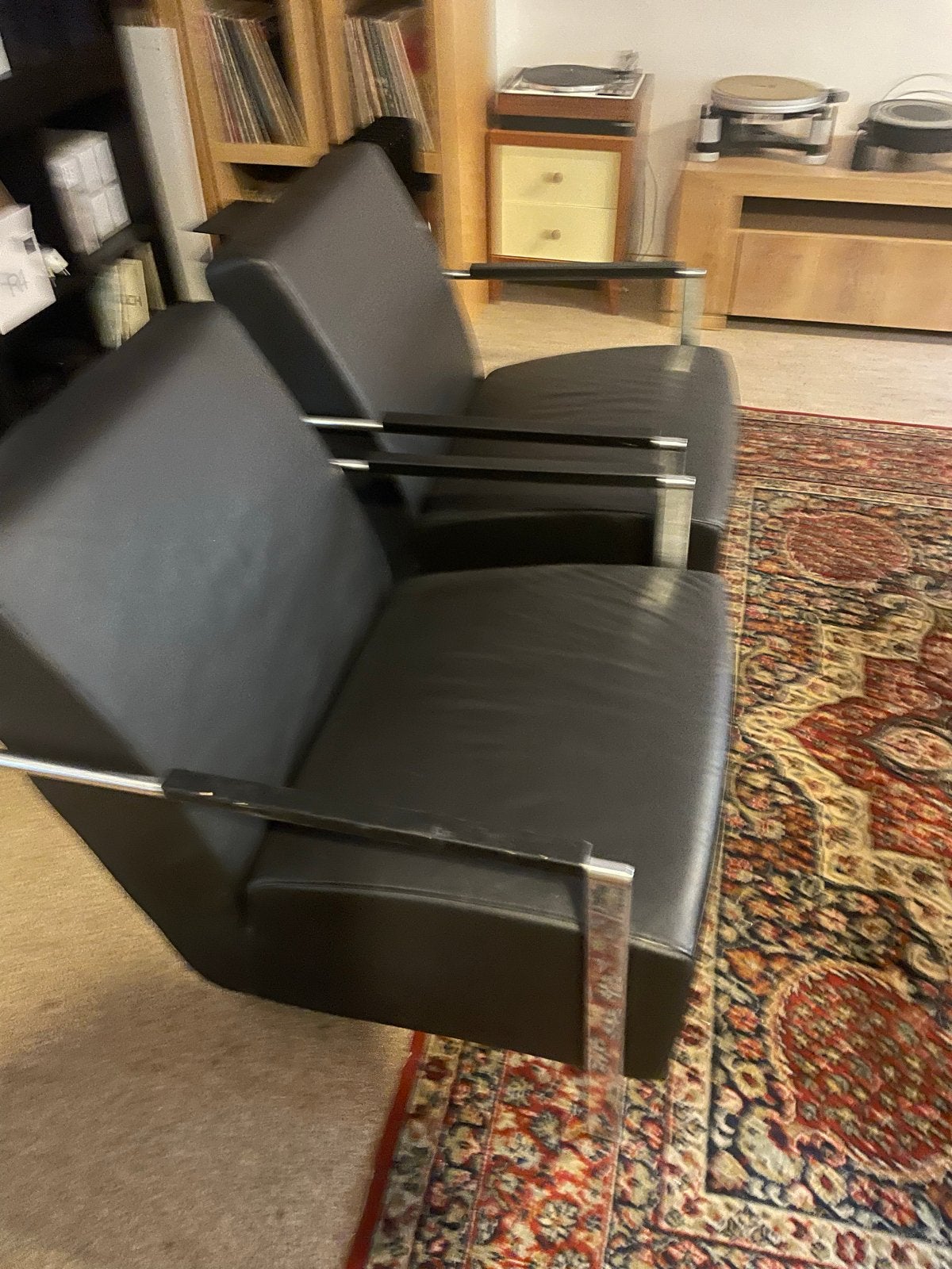 Twee zwarte leren fauteuils met chromen accenten, Huis en Inrichting, Ophalen, Gebruikt, 50 tot 75 cm, Leer