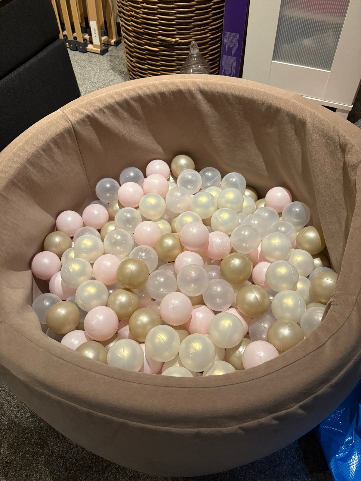 Misioo ballenbak zandkleur met gouden rosé ballen, Ophalen, Zo goed als nieuw, Jongen of Meisje