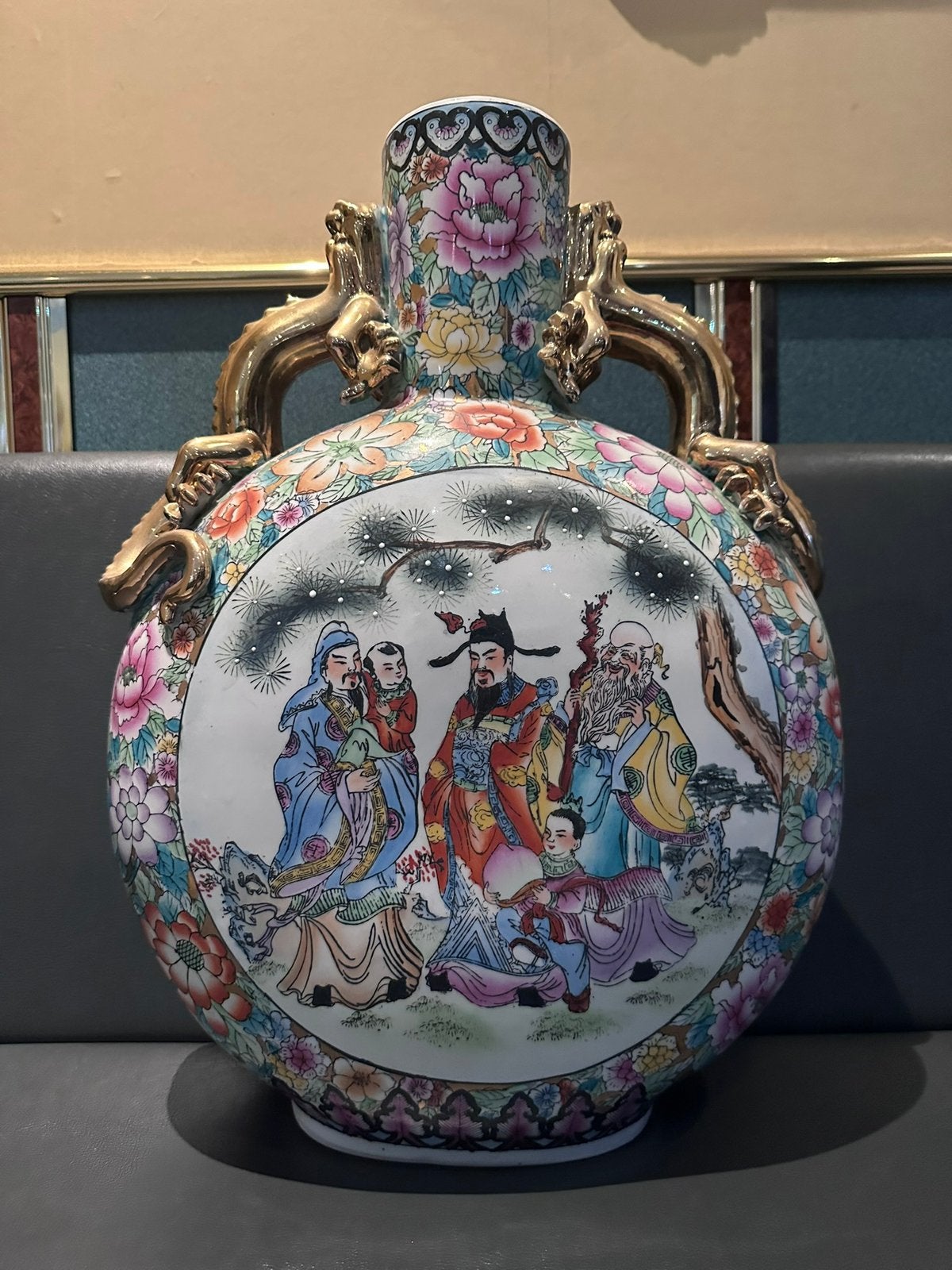 Grote Chinese Vaas met Scènes en Gouden Handvatten - 53 cm, Antiek en Kunst, Antiek | Vazen, Ophalen