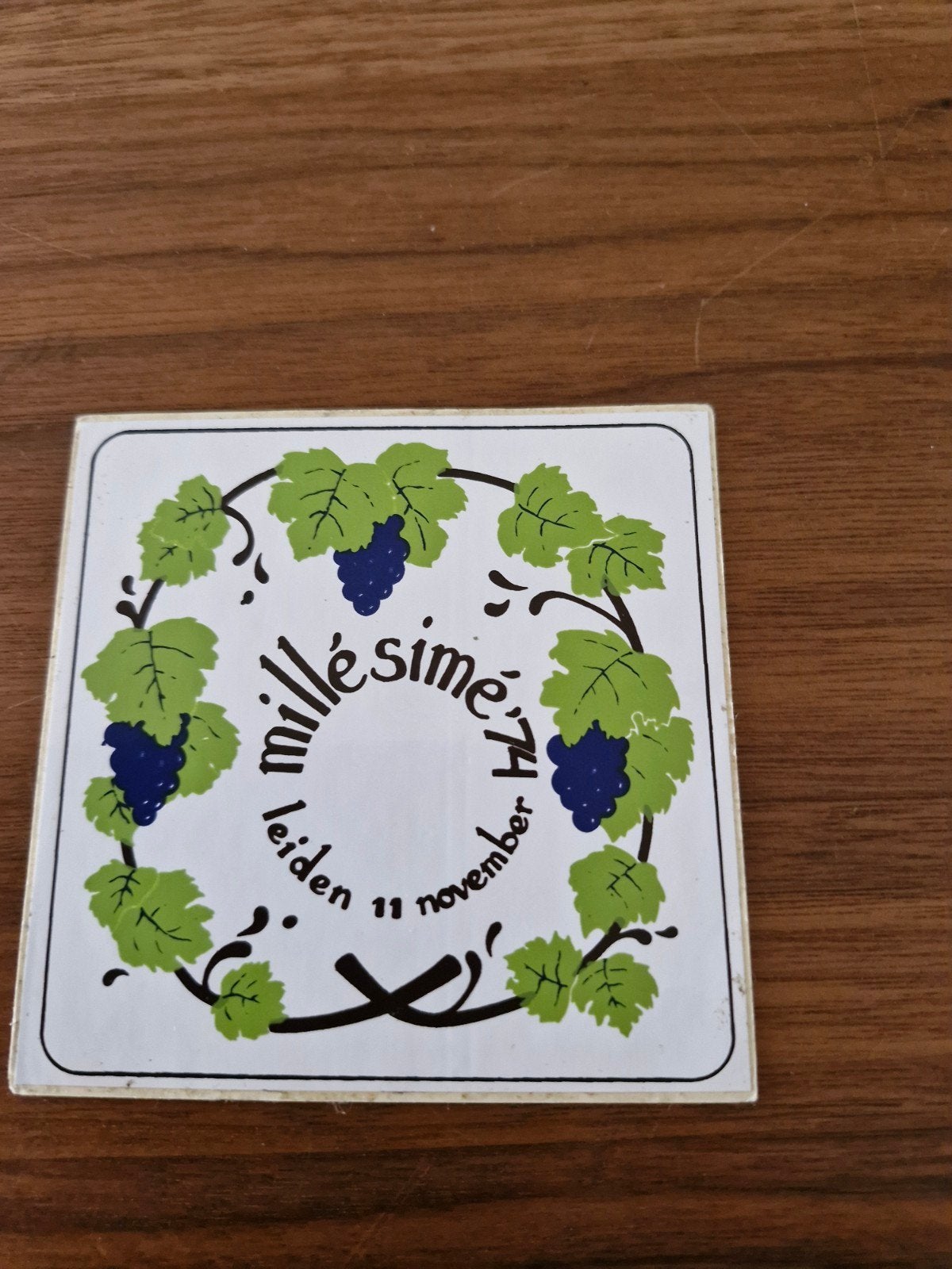 9027 Vintage Millésime '74 Leiden sticker - Wijn thema, Ophalen of Verzenden, Gebruikt, Overige typen