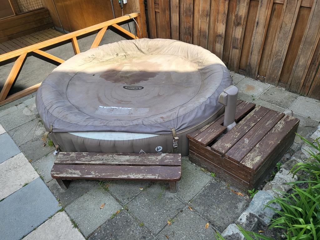 Intex Jacuzzi met pomp, Ophalen of Verzenden, Gebruikt, Pomp, Opblaasbaar