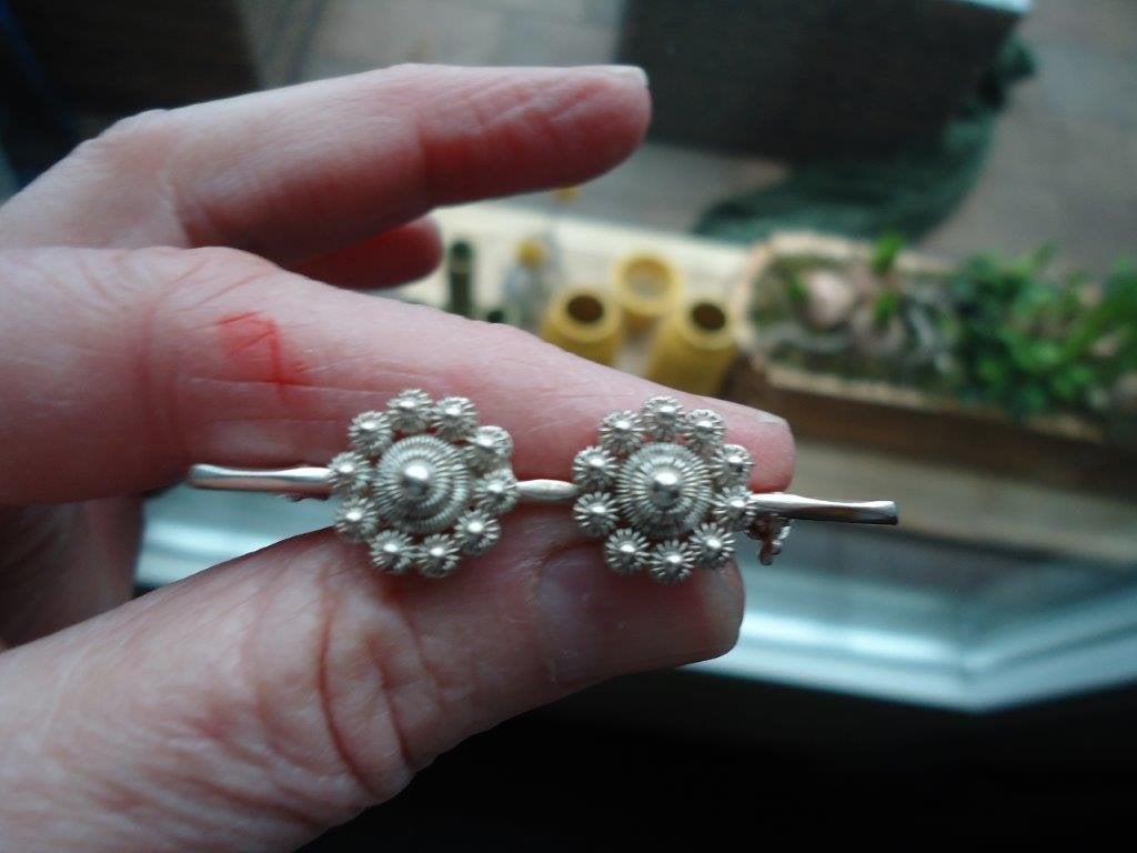 mooie echt zilveren broche zeeuws met 2 knopen erop gemerkt, 4 tot 7 cm, Ophalen of Verzenden, Zo goed als nieuw, Zilver