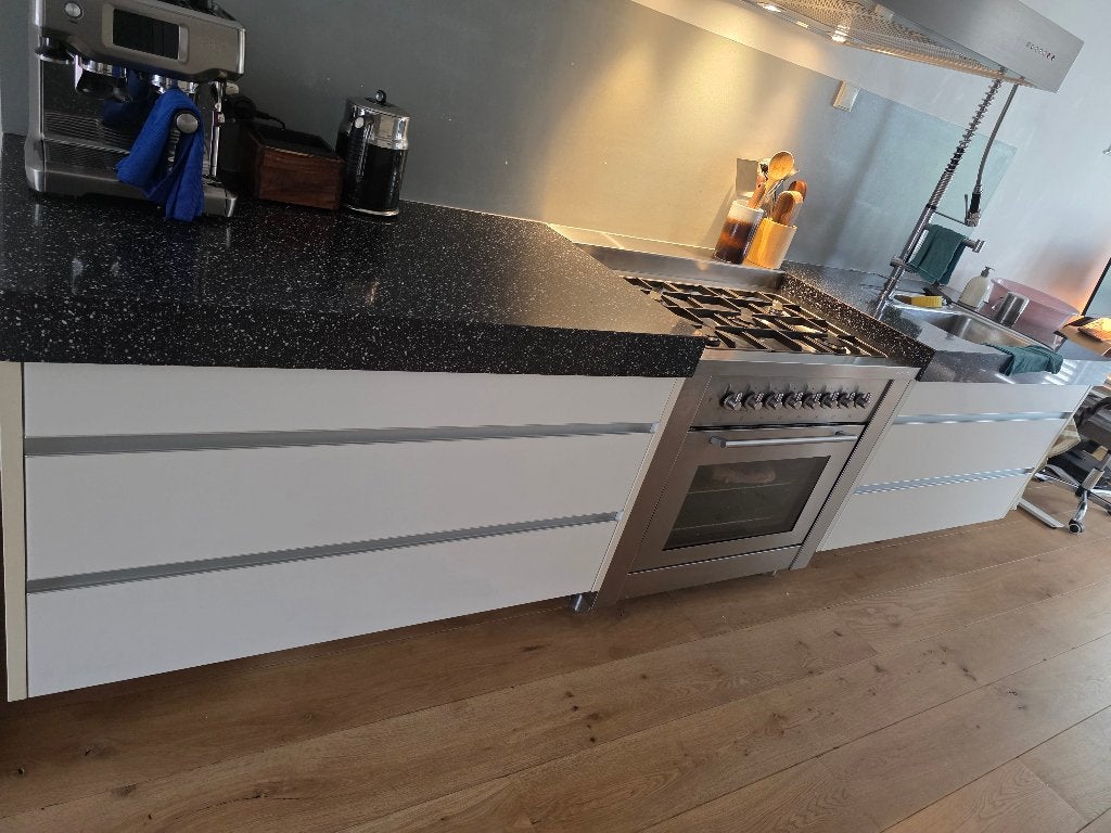 Moderne keuken met inbouwapparatuur en granieten blad, Ophalen, Wit, Graniet of Steen, Dubbelwandige keuken