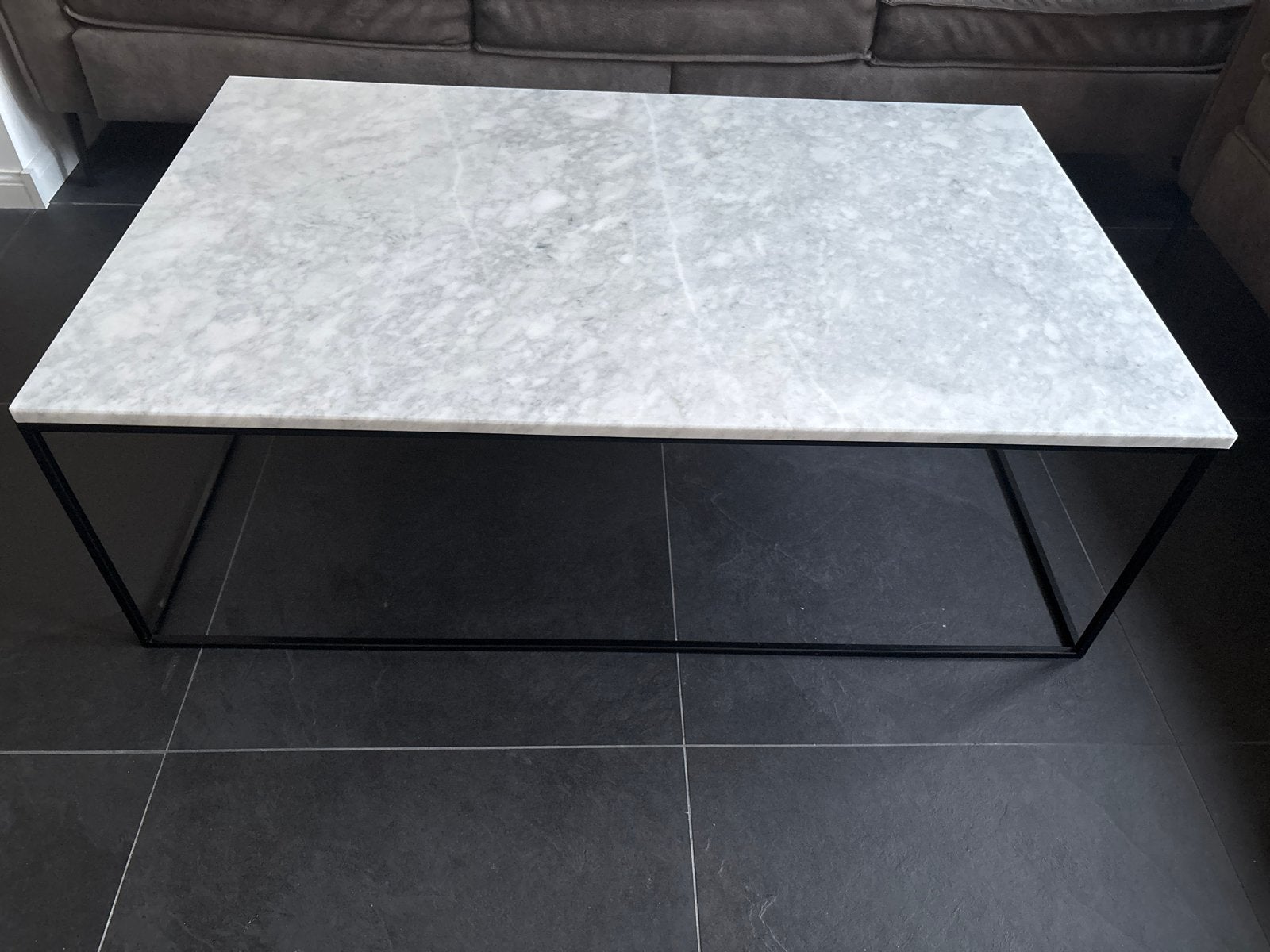 Marmeren salontafel met zwart metalen onderstel, Ophalen, Overige materialen, Gebruikt, 100 tot 150 cm