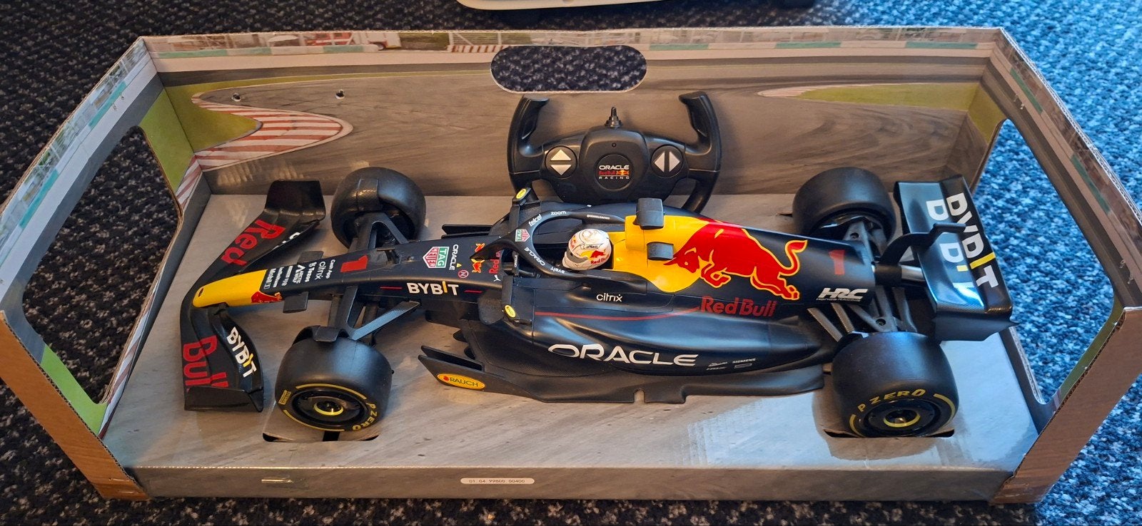 Red Bull F1 Bestuurbare Auto Max Verstappen RB18, Ophalen of Verzenden, Zo goed als nieuw, Overige schalen, Auto onroad