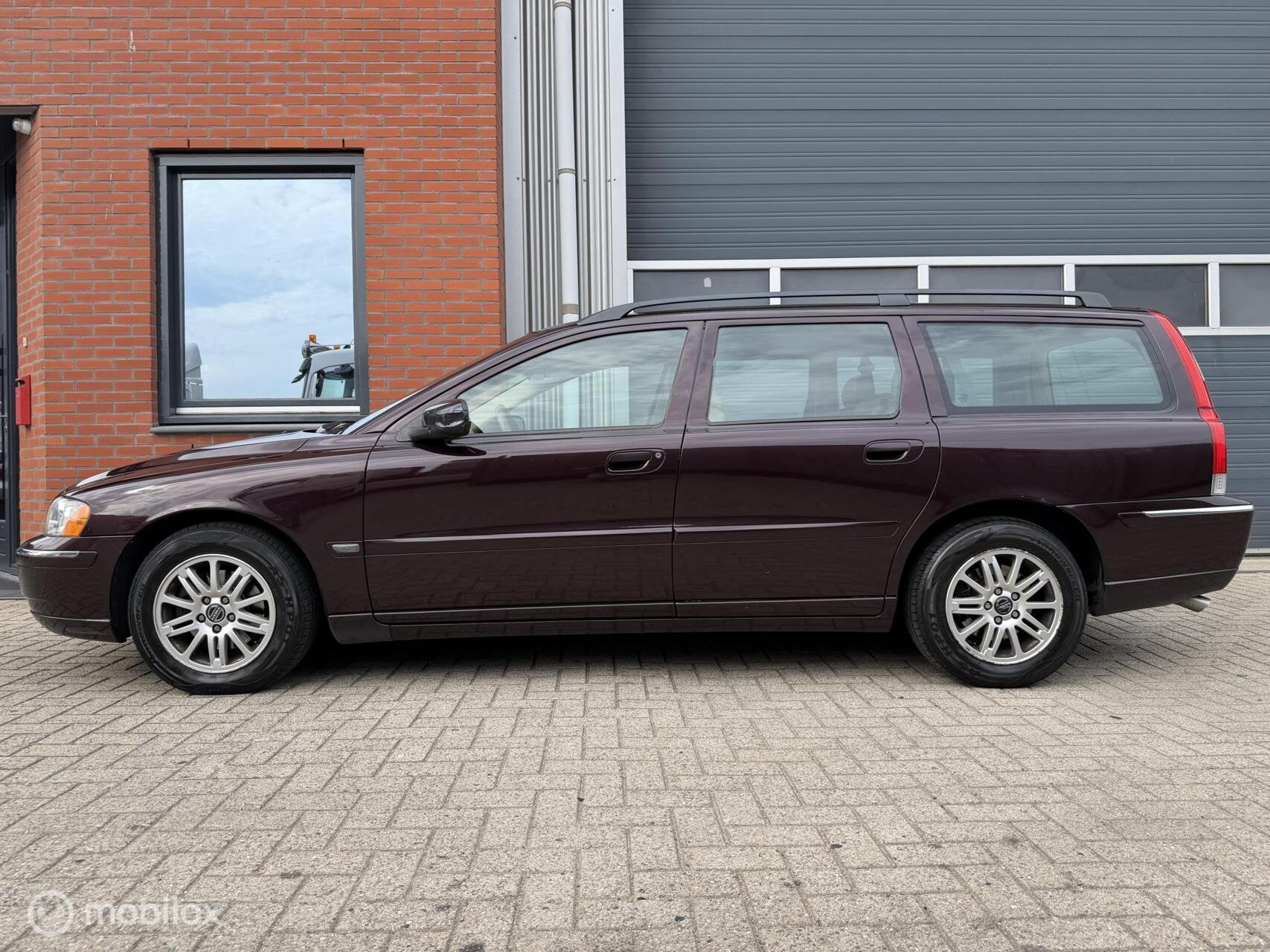 Volvo V70 2.4 170pk Aut. 7-pers - 1e eig. - dealer o.h., Dealer onderhouden, Beige, Automatische klimaatregeling, 2435 cc