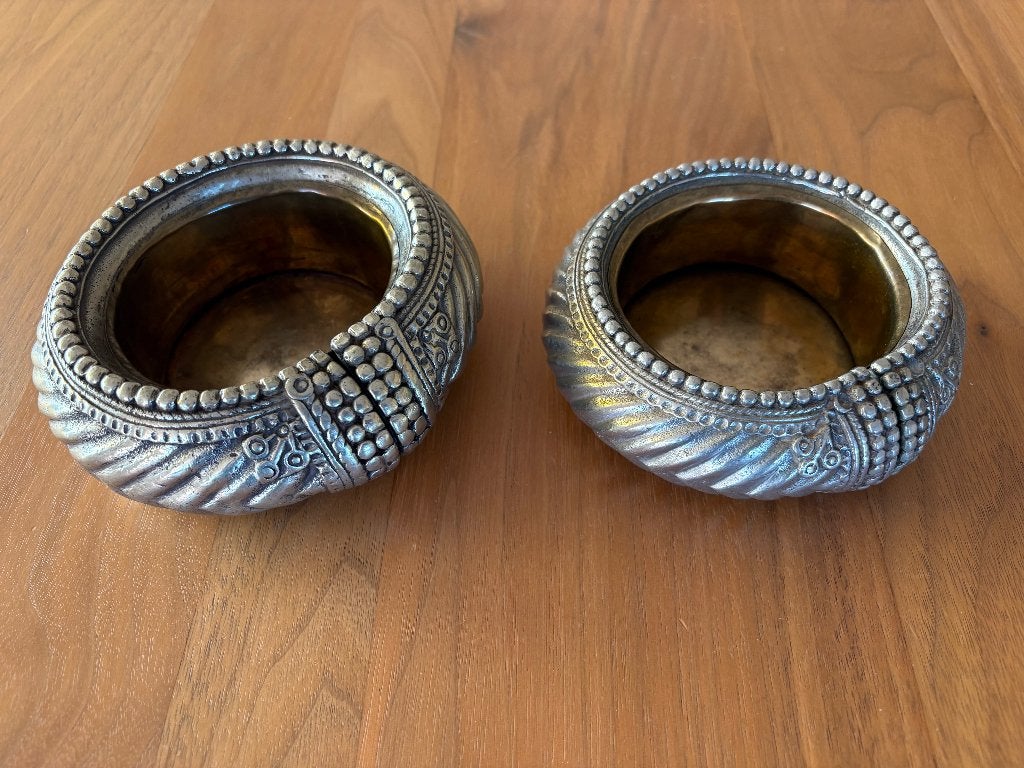 Te Koop: 2 Indiase enkelband-bakjes, Antiek en Kunst, Curiosa en Brocante, Ophalen of Verzenden