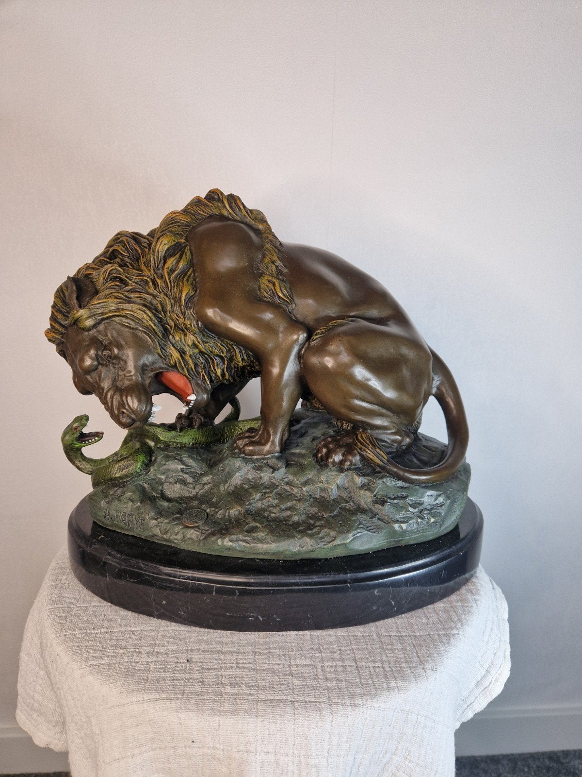 Bronzen beeld leeuw en slang, gesigneerd A. Barye, Ophalen, Gemerkt, 20 - 50 cm, Beeld