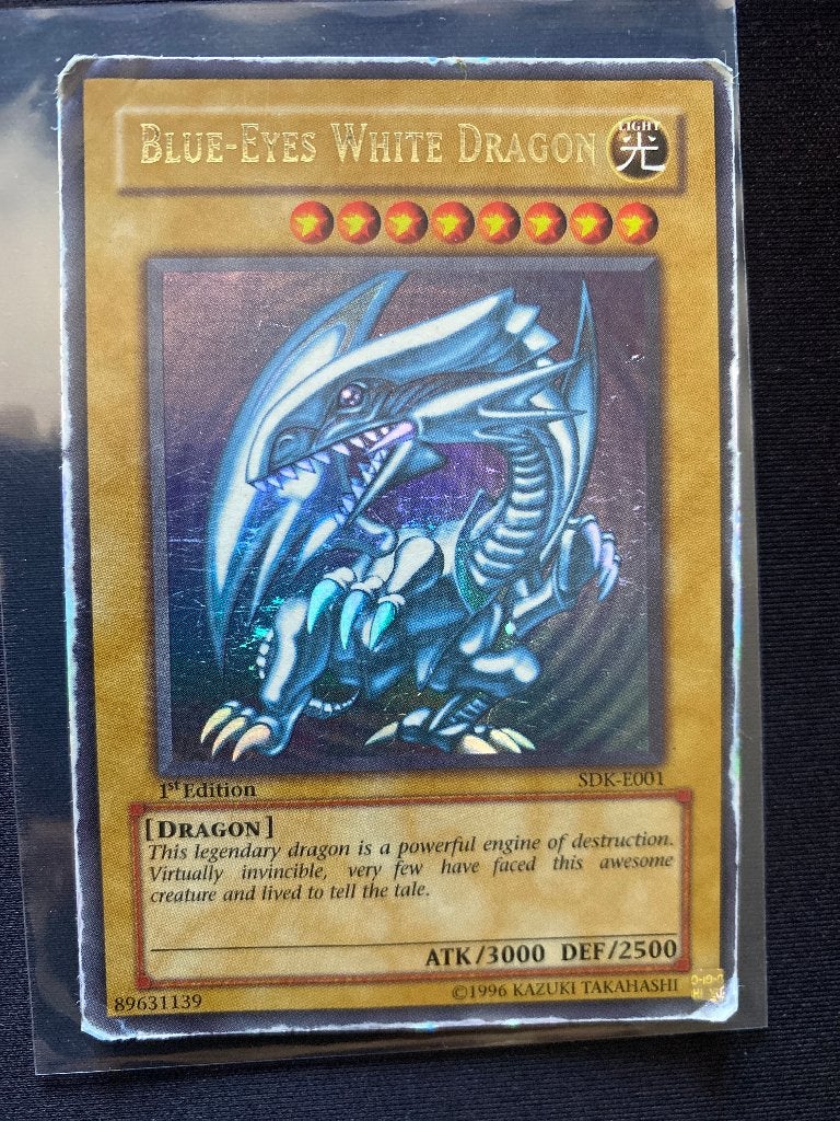 Yu-Gi-Oh! Blue-Eyes White Dragon (SDK-E001) 1st edition, Ophalen of Verzenden, Gebruikt, Losse kaart, Foil