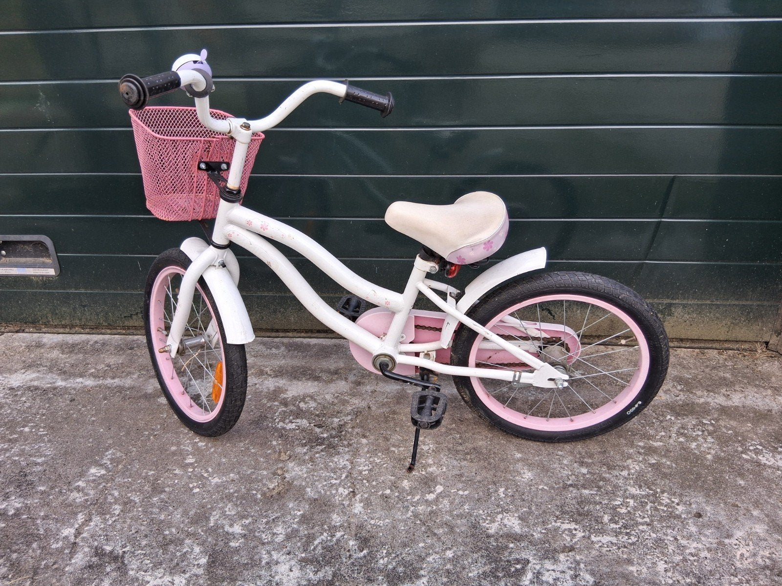 Leuke witte kinderfiets met roze accenten en mandje, Ophalen, Gebruikt, Terugtraprem, 16 tot 20 inch