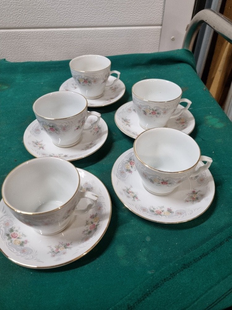 kop en schotels met mini rozen rand vintage, Ophalen of Verzenden