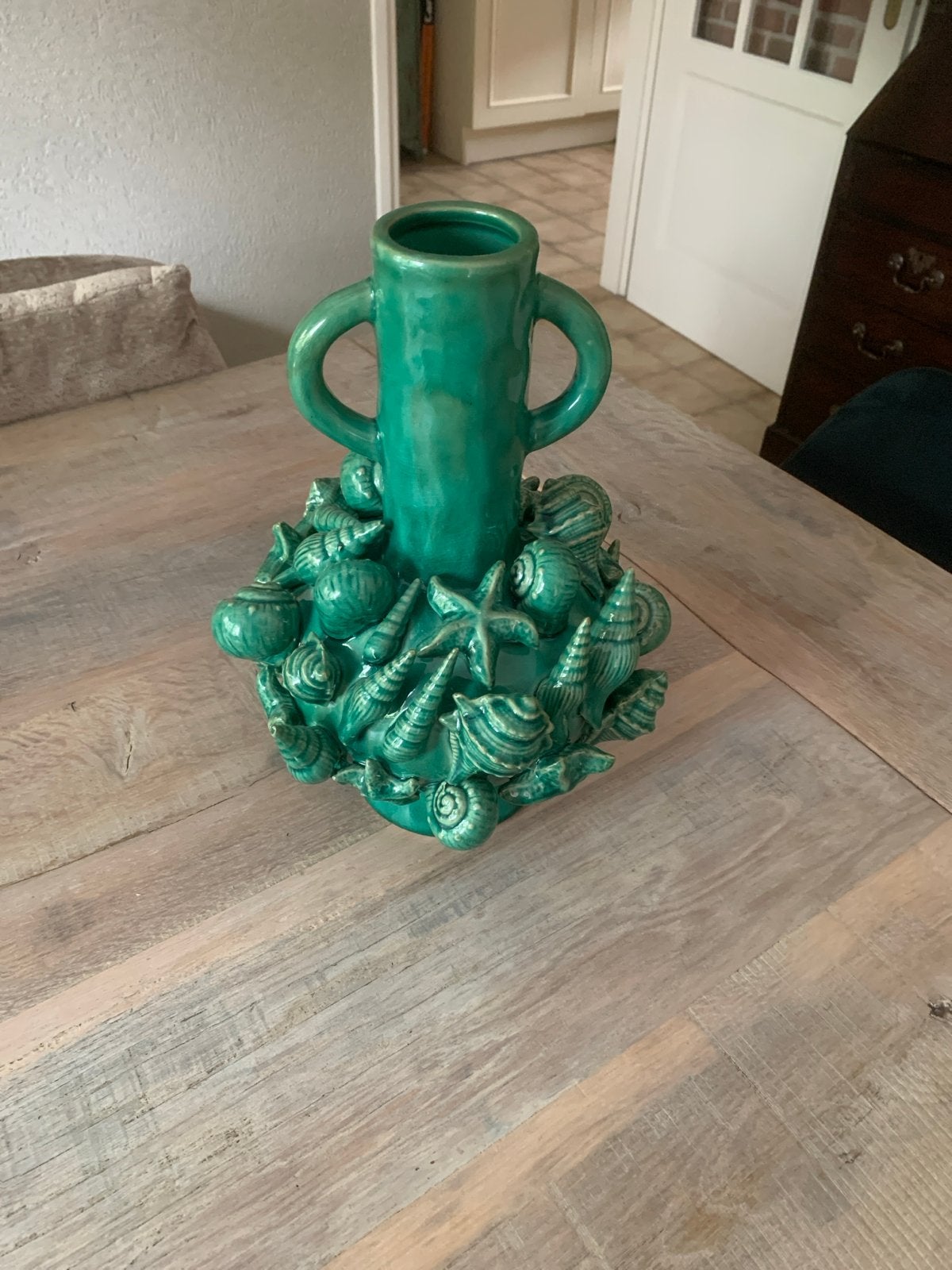 Unieke groene vaas met schelpen decoratie - Vazen Atelier, Ophalen of Verzenden
