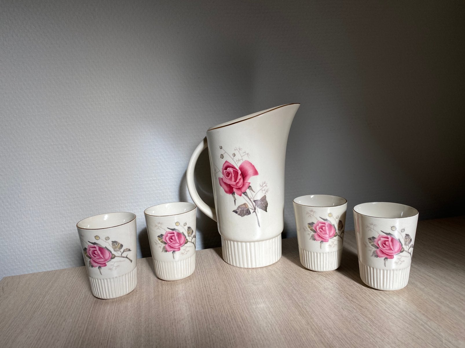 Vintage porseleinen schenkkan met 4 bekers (Chodziez), Huis en Inrichting, Gebruikt, Overige merken, Vintage, Ophalen of Verzenden