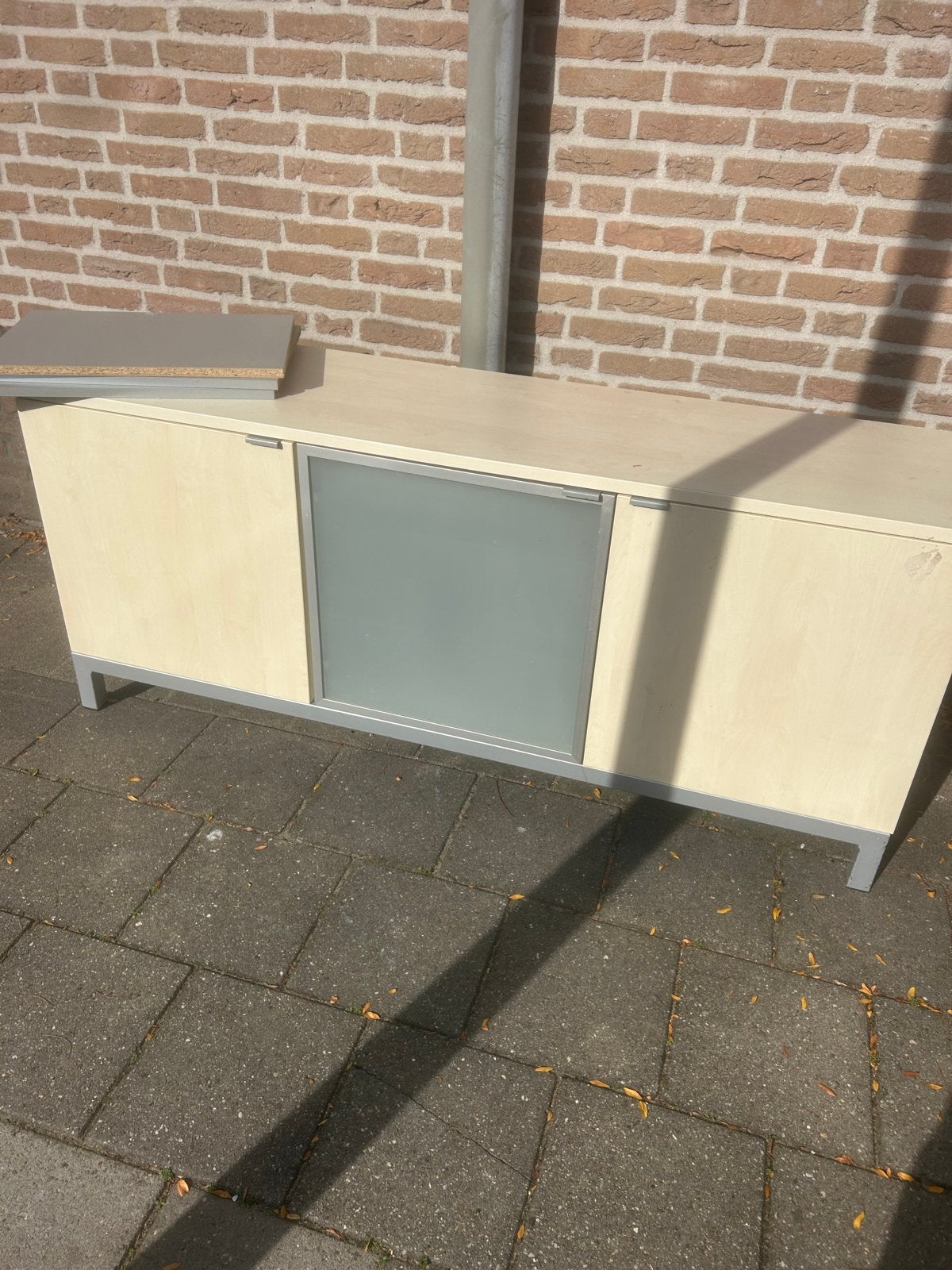 GRATIS Licht houten dressoir met deurtjes  en planken, Ophalen, Gebruikt
