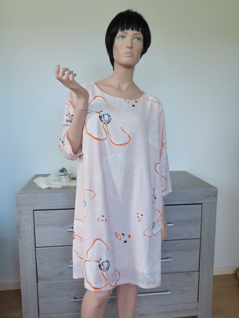 BEL & BO Wijde Jurk in pastel oranje met zwart/wit 46, Kleding | Dames, Oranje, Ophalen of Verzenden, Zo goed als nieuw, Onder de knie
