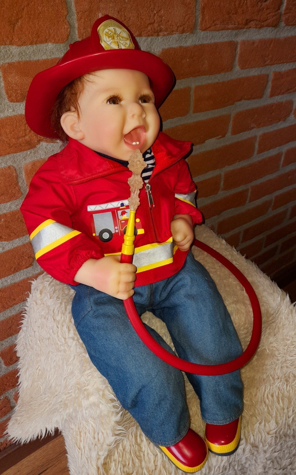 Te koop:MARC,DE KLEINE  BRANDWEERMAN, ASHTON DRAKE GALL.61CM, Ophalen of Verzenden, Zo goed als nieuw, Pop, Levensecht of Reborn
