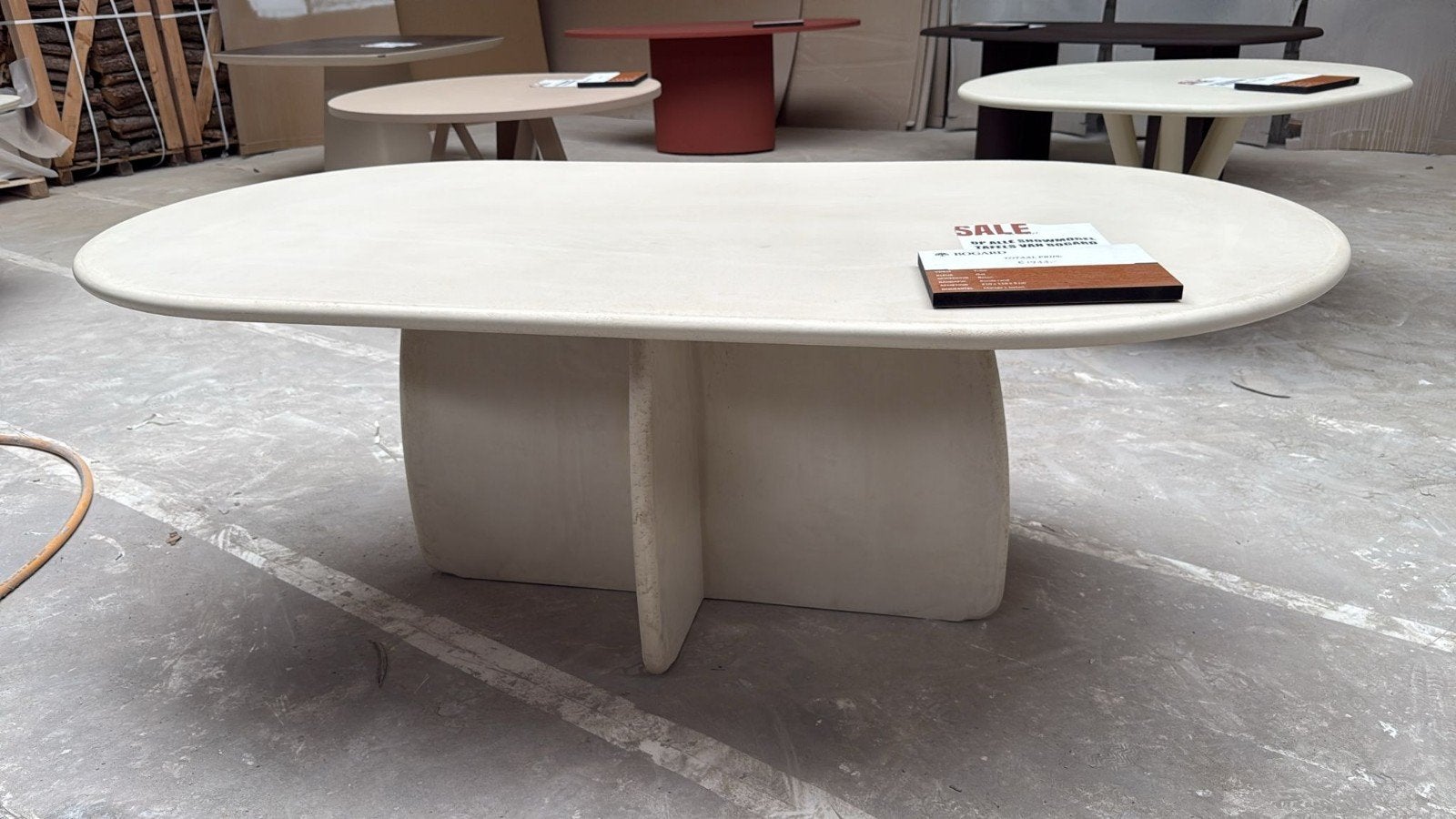 Ovale eettafel leefbeton | showroommodel -50% | Bogard, Huis en Inrichting, Tafels | Eettafels, Ophalen, Overige materialen, 100 tot 150 cm