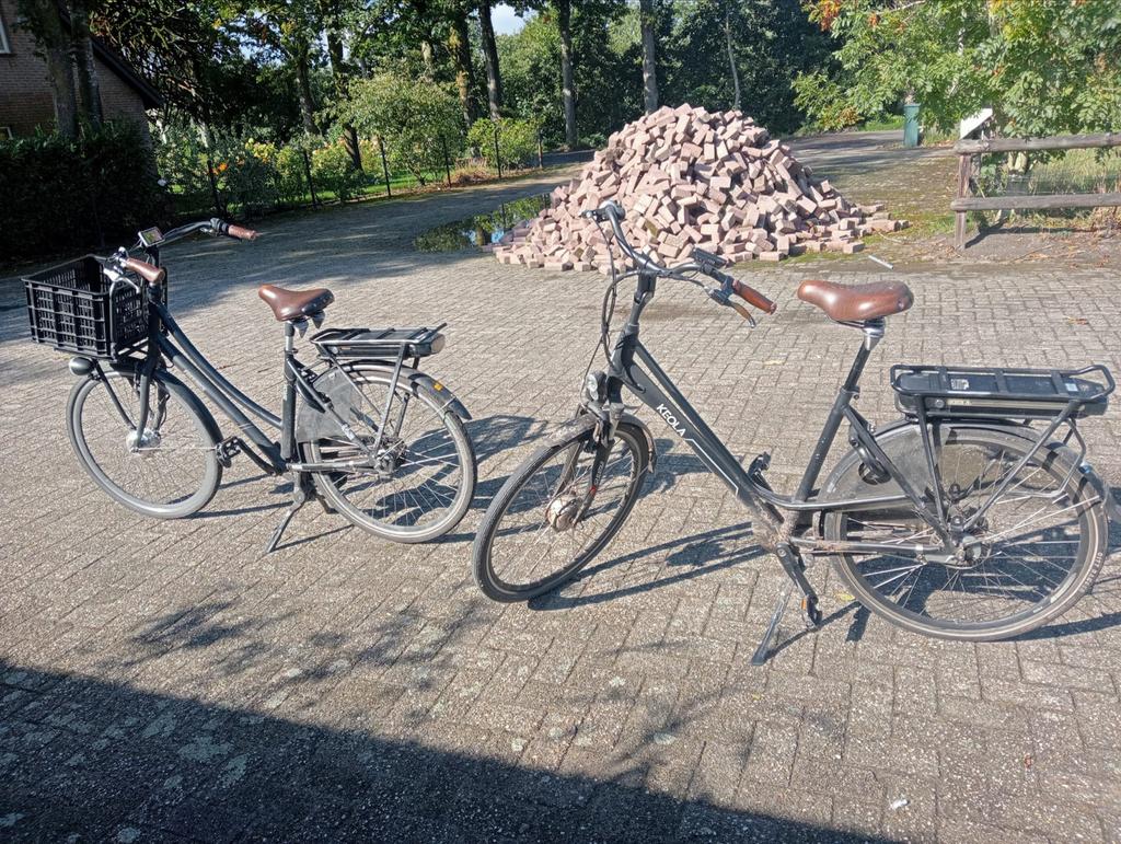 Twee elektrische fietsen met accu's (verminderde kracht), Ophalen, Gebruikt, 30 tot 50 km per accu