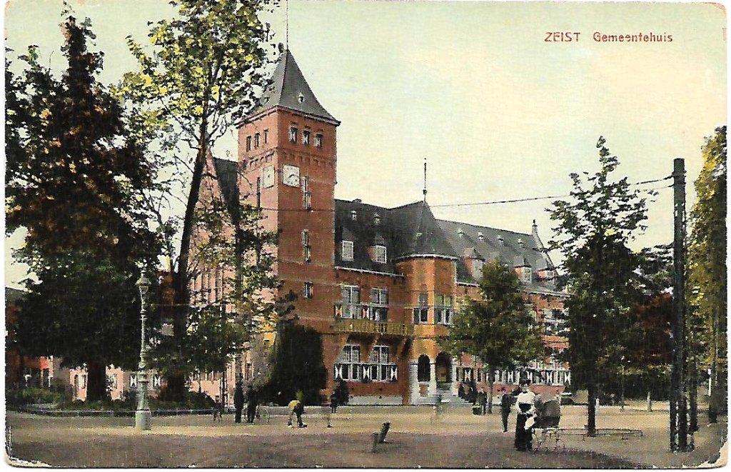 Zeist 1916 Gemeentehuis met mensen en oude kinderwagen, Verzenden, Voor 1920, Gelopen, Utrecht