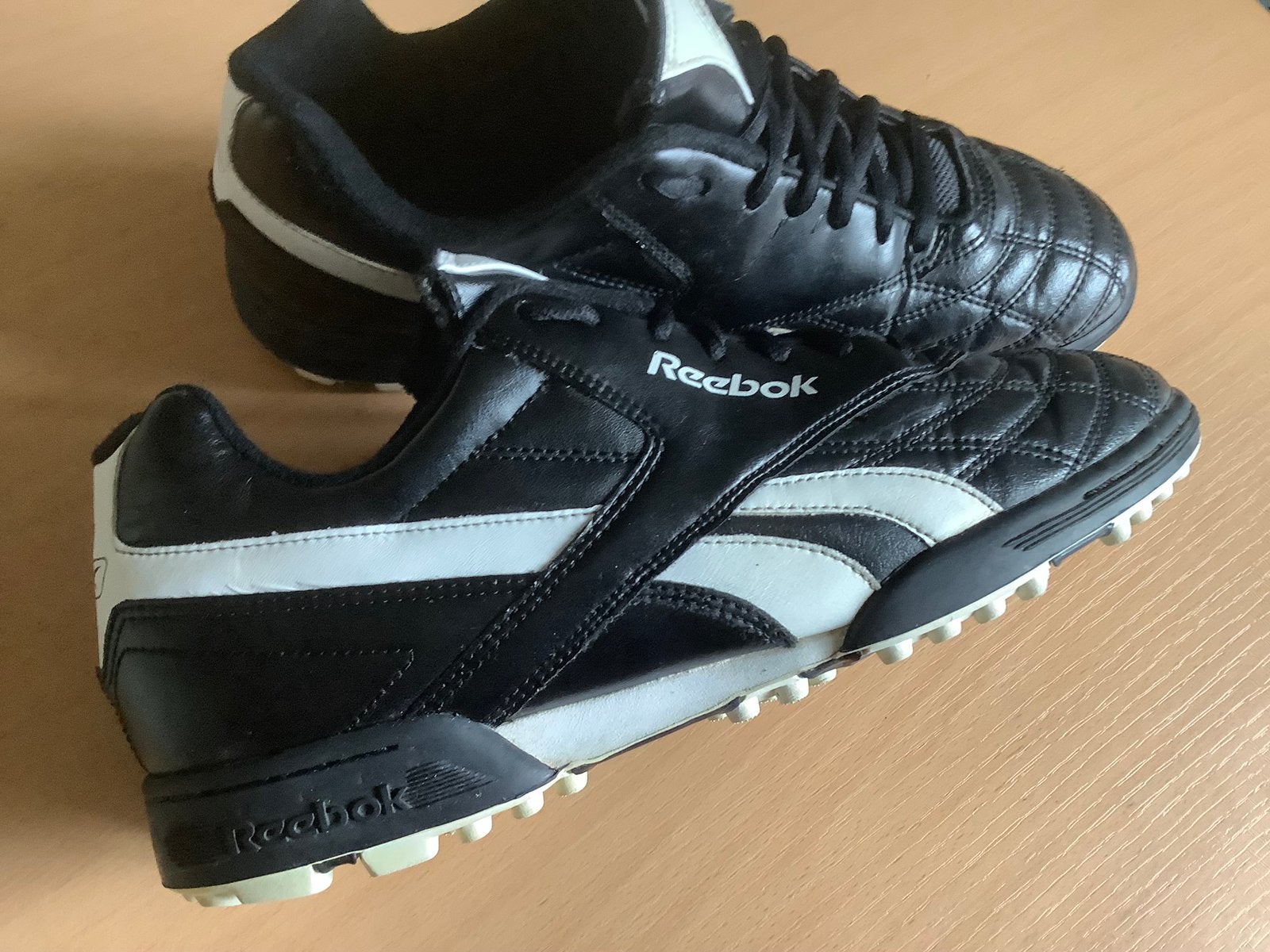 REEBOK Zaalvoetbal schoenen mt 44,5, Ophalen of Verzenden, Zo goed als nieuw