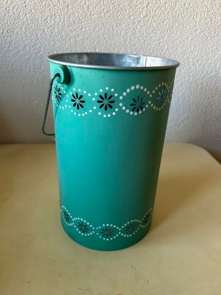 Metalen lief tuin emmer turquoise bloemenpatroon 24cm, Huis en Inrichting, Emmers, Kunststof, Rsg. Fockema Andreaelaan 11, 3818 KB Amersfoort, Nederland