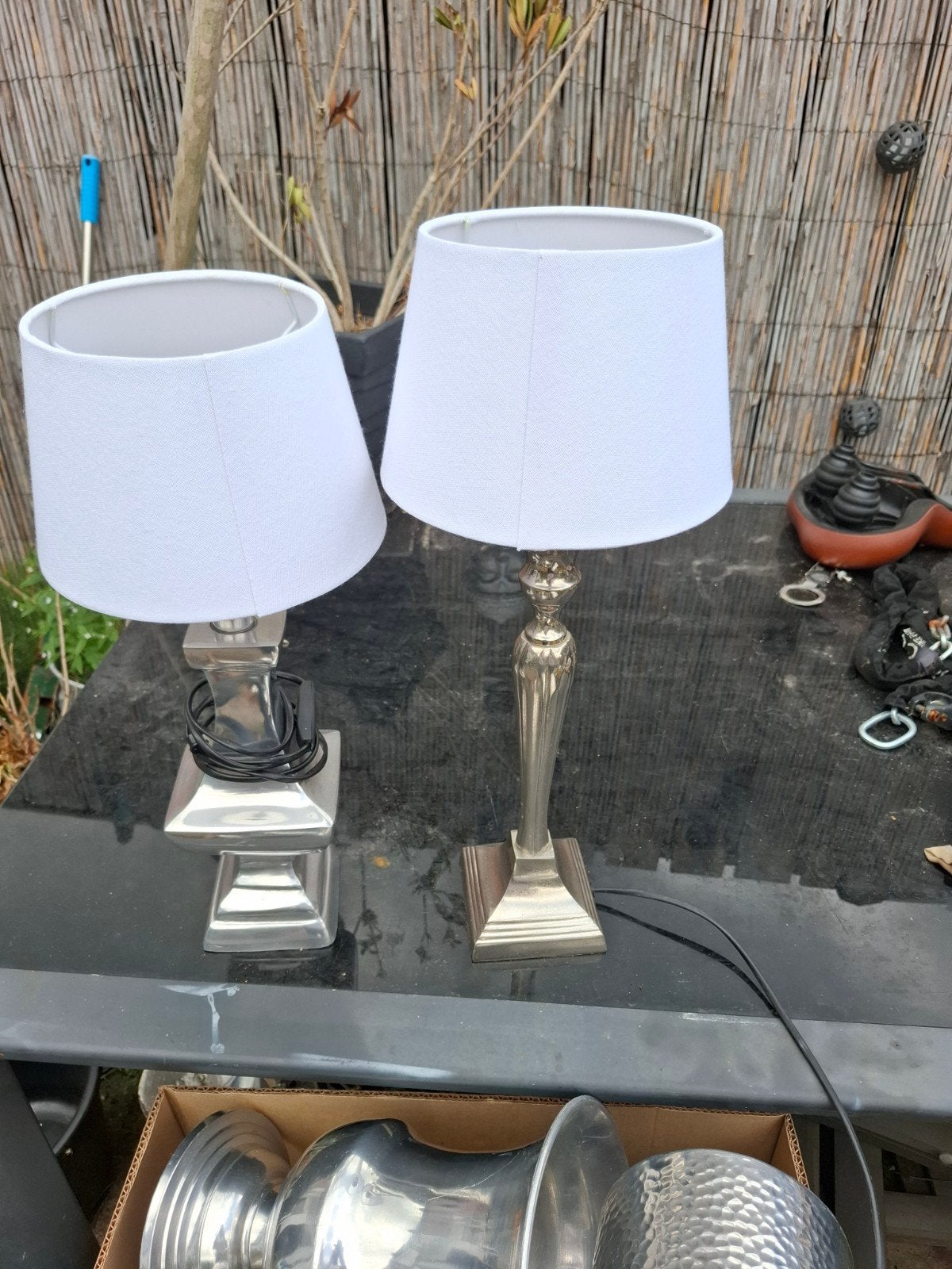 Set van 2 zilverkleurige tafellampen met witte kappen, Metaal, Overige merken, Gebruikt, Ophalen of Verzenden