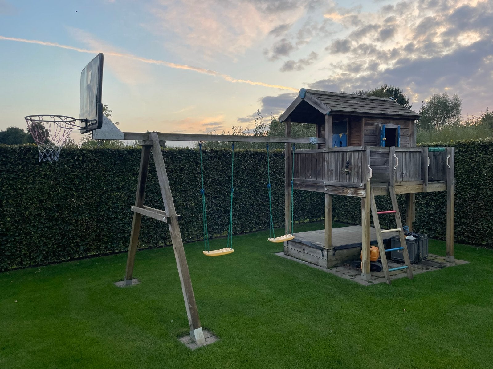 Houten speeltoestel met huisje, schommels en zandbak, Ophalen of Verzenden, Gebruikt, Schommel