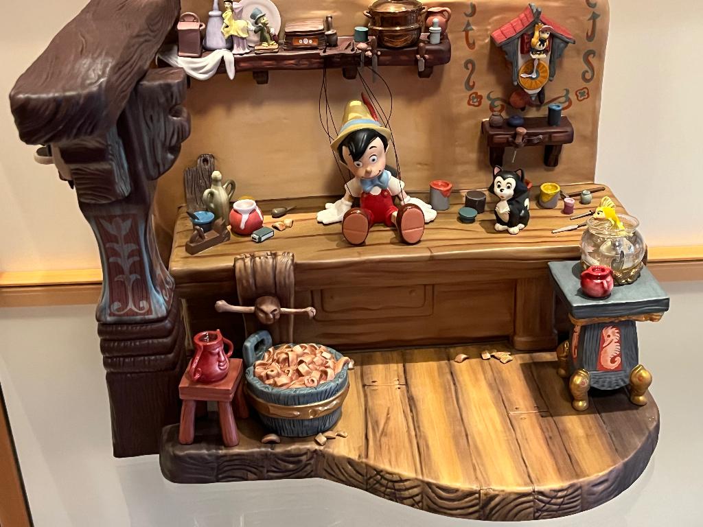 Disney WDCC Pinocchio "The Finishing Touch" Signature Serie, Verzamelen, Ophalen, Peter Pan of Pinokkio, Zo goed als nieuw, Beeldje of Figuurtje