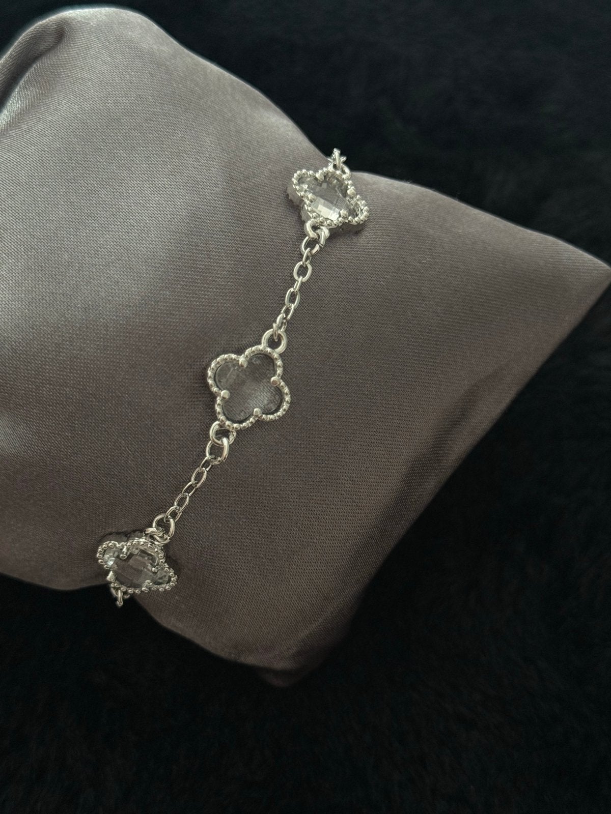 Zilverkleurige klavertje vier armband met steentjes, Ophalen of Verzenden, Nieuw, Zilver, Staal