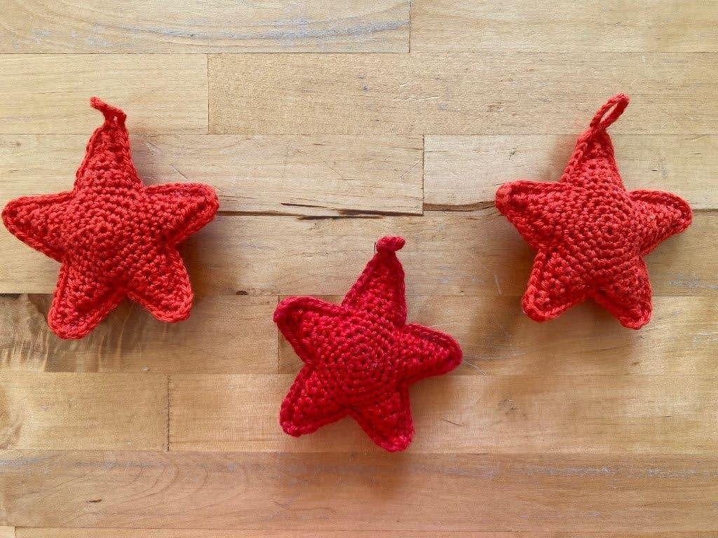3 rode gehaakte Kerst Sterren rookvrij huis zgan, Diversen, Kerst, Ophalen of Verzenden, Zo goed als nieuw