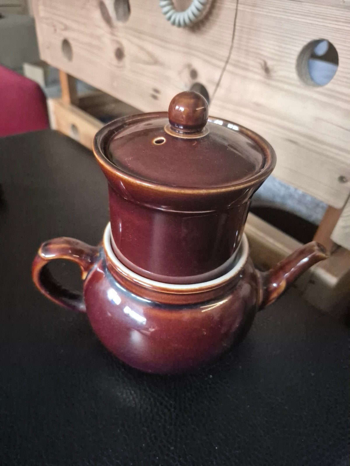 Vintage Bruine Keramische Theepot met Zeef, Theepot/fluitketel, Ophalen of Verzenden, Zo goed als nieuw, Steen/keramiek