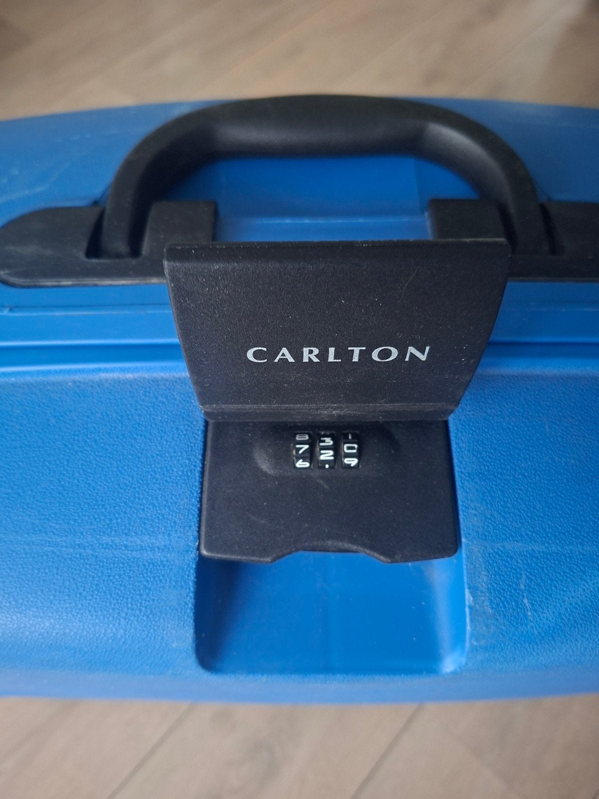 Blauwe Carlton koffer met 2 wieltjes en cijferslot, Ophalen, Gebruikt, Hard kunststof, Slot