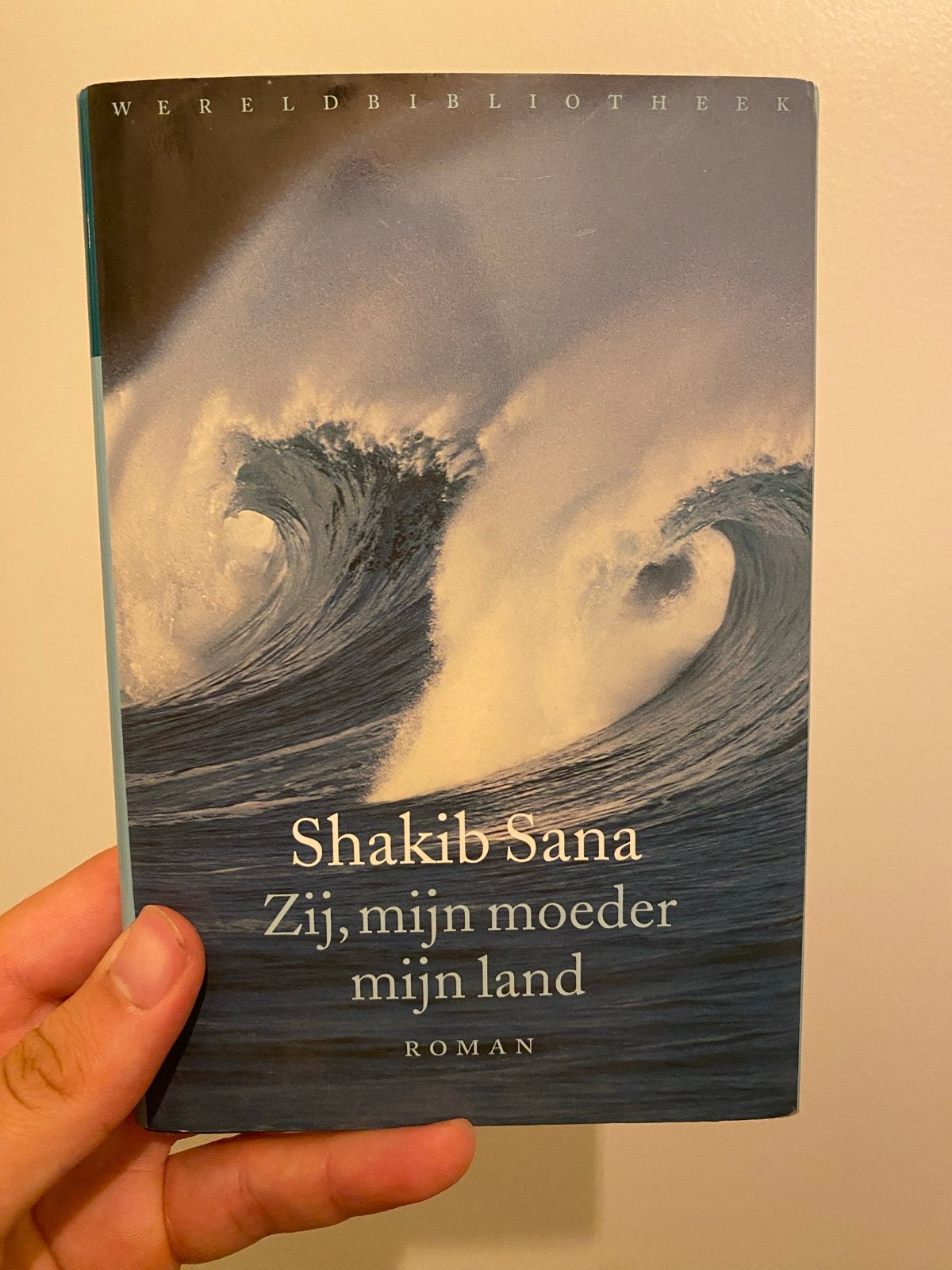 Shakib Sana - Zij, mijn moeder mijn land (Roman), Boeken, Ophalen of Verzenden, Zo goed als nieuw, Nederland