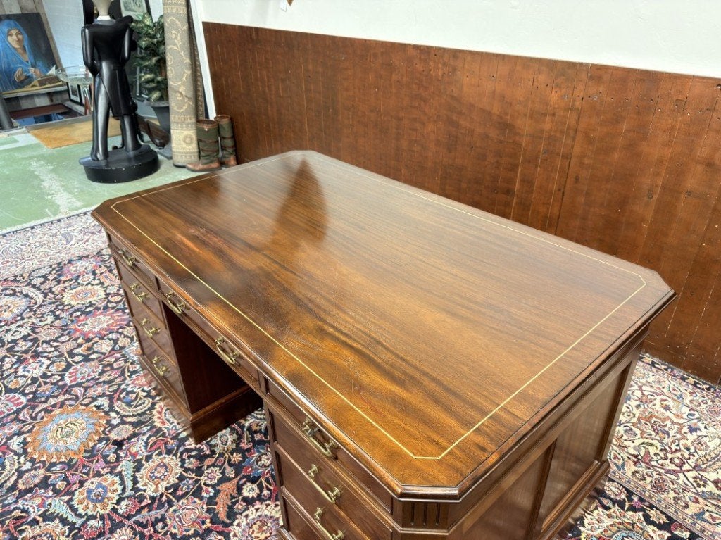 Foto 16 van Klassiek Engels Bureau met Bureaustoel