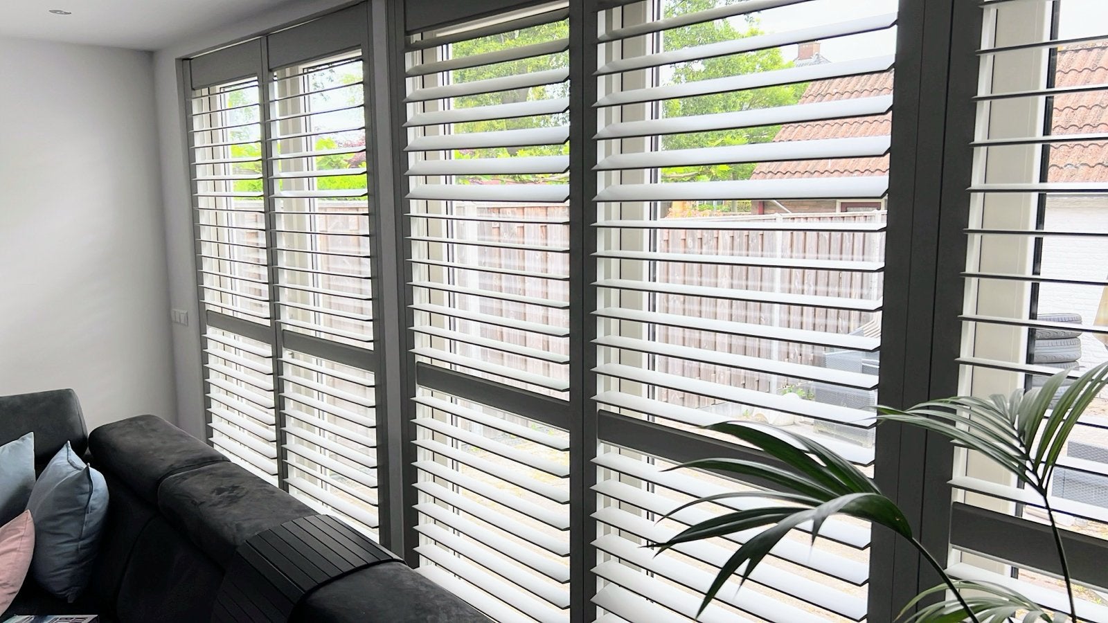 3 grijze shutterdelen incl. scharnieren te koop 232x93, Ophalen, Overige merken, Hout, Grijs