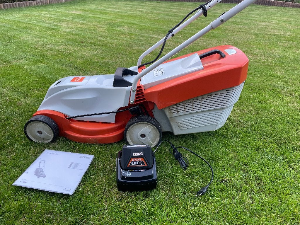 Stihl RMA 235 accu grasmaaier met accu en lader, Ophalen, Cirkelmaaier, Gebruikt, Accu-grasmaaier