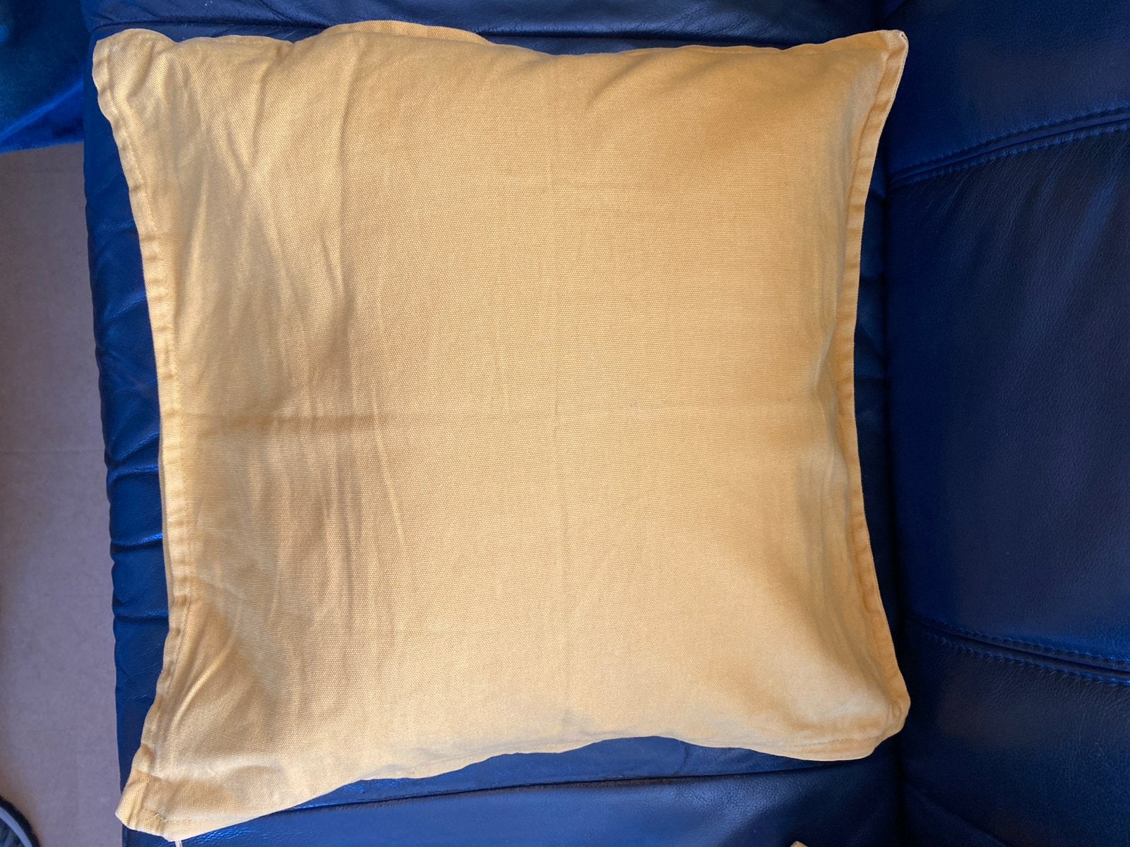 2x IKEA Kussenhoes Okergeel, Gebruikt, Wasbaar, Kussenhoes, Ophalen of Verzenden