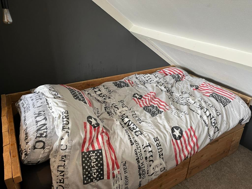 Steigerhouten bed op maat voor schuin dak, Ophalen, Gebruikt, Eenpersoons, Bruin