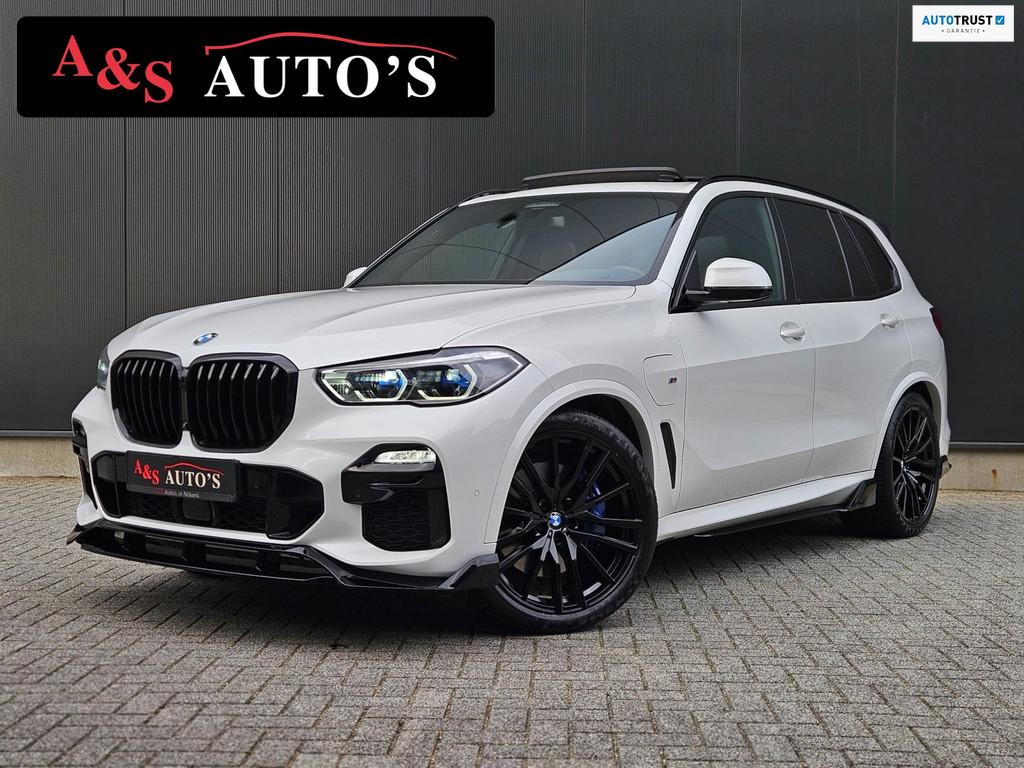 BMW X5 xDrive45e 395pk M-Sport Luchtvering Panodak 360camera, Gebruikt, 394 pk, Met garantie (alle), Wit