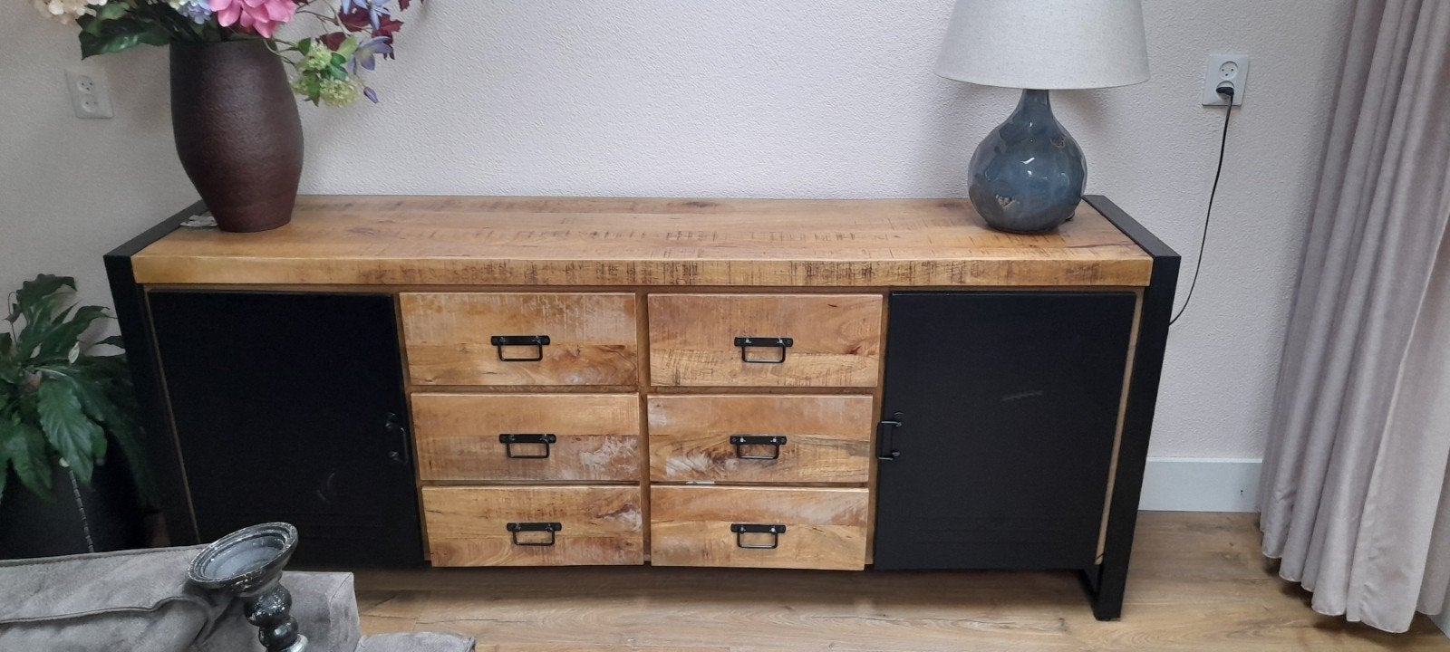 dressoir mango/zwart staal. 200cm breed, 80cm hoog 45cm diep, Ophalen, Met lade(s), 150 tot 200 cm, Zo goed als nieuw