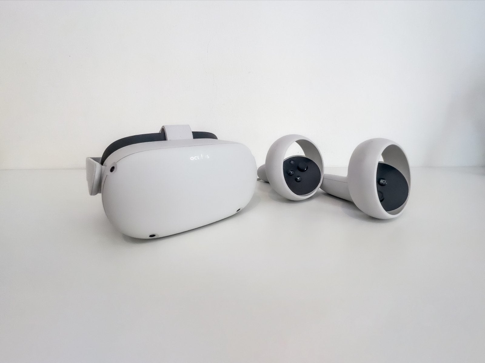 Oculus Quest 2 VR-headset met controllers + elite strap, Ophalen of Verzenden, Gebruikt, VR-bril, Overige platformen