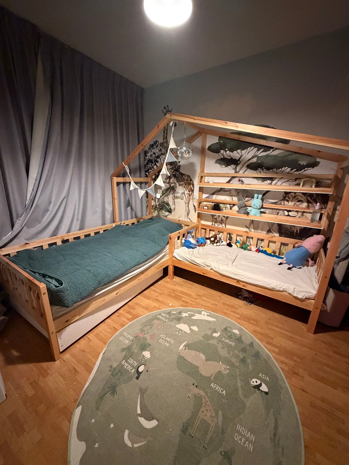 Huisjesbed 2 kinderbedden 90x200 en 70x140, Ophalen, Gebruikt, Tweepersoons