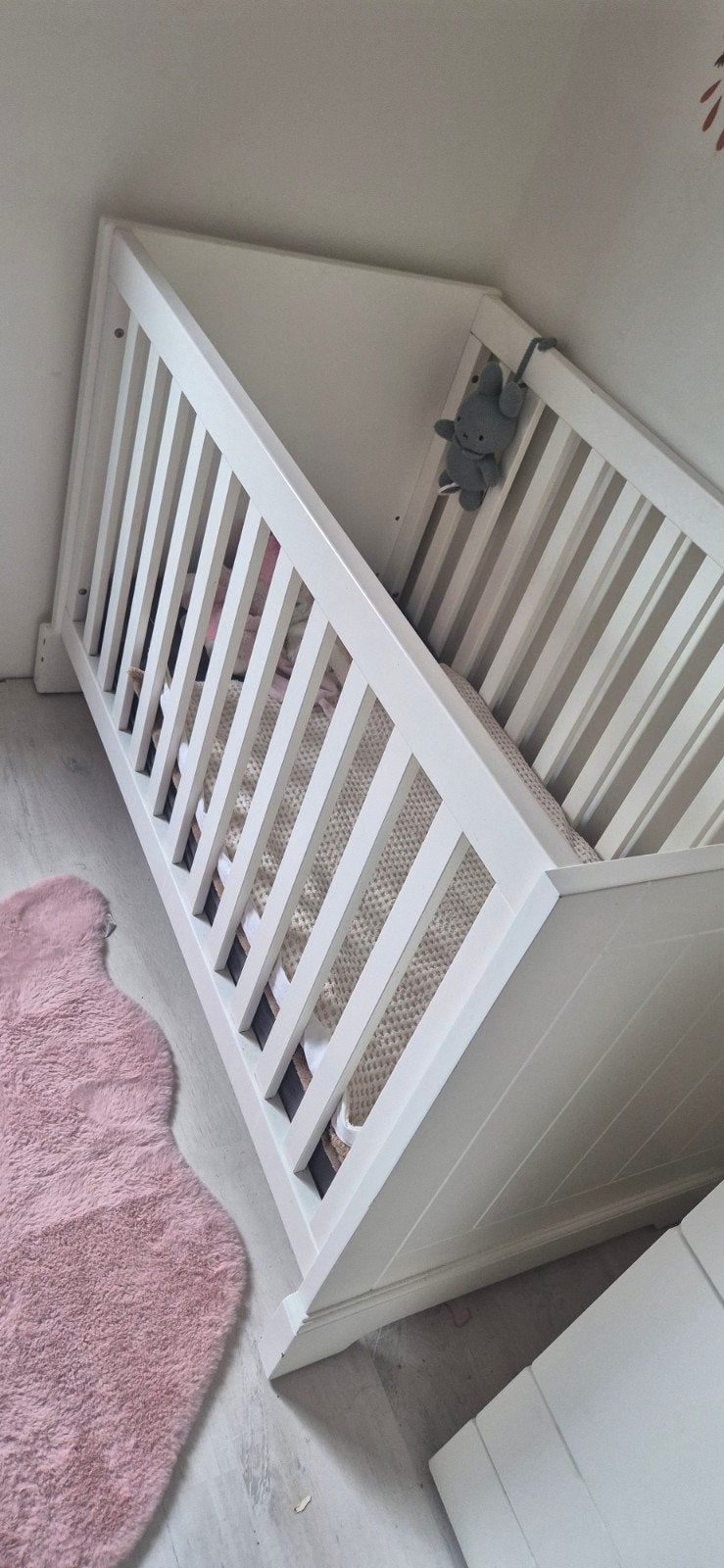 Wit degelijk babybedje met lichte gebruikerssporen, Ophalen