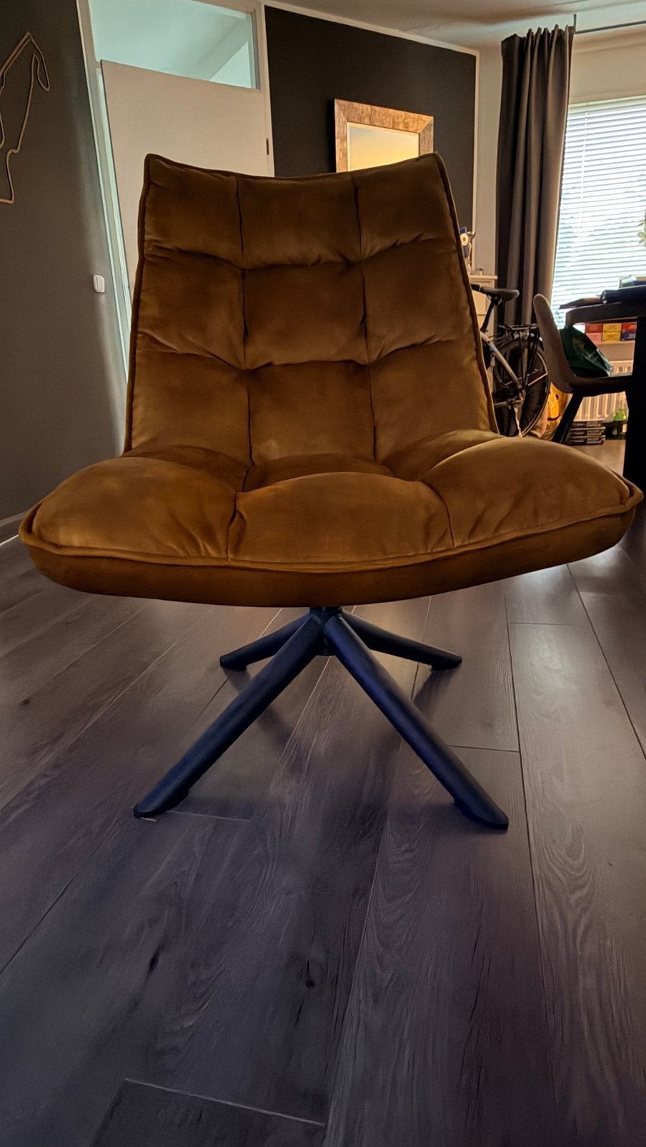Okergele gecapitonneerde velvet stof bekleedde draaifauteuil, Ophalen, Zo goed als nieuw, Stof, 50 tot 75 cm