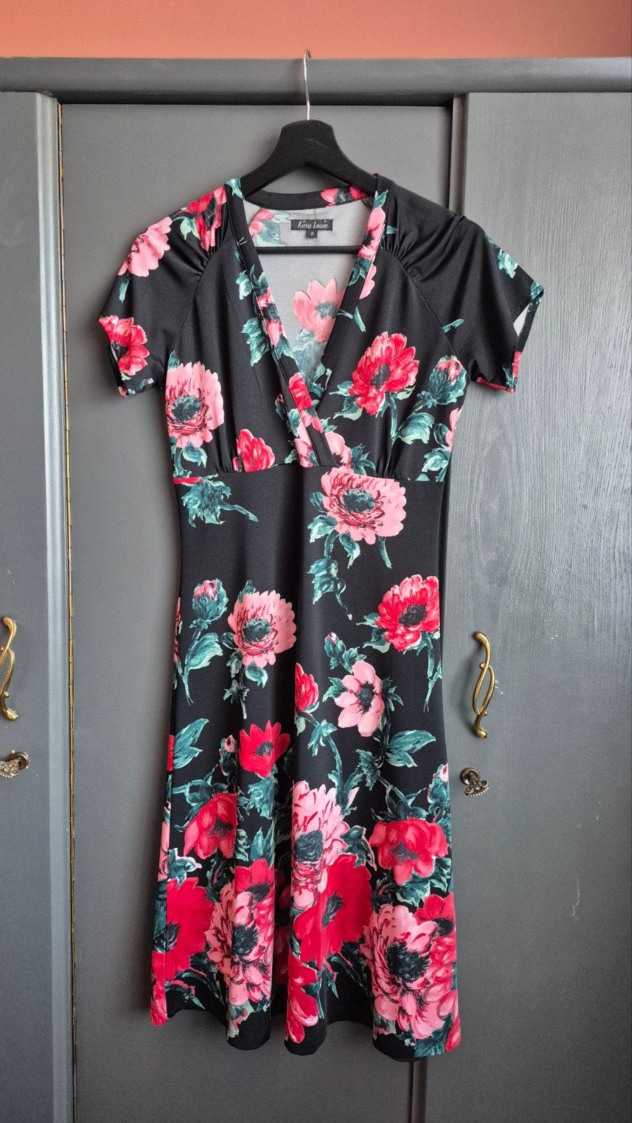 King Louie jurk met roze en rode bloemen, Ophalen of Verzenden, Zo goed als nieuw, Zwart, Knielengte