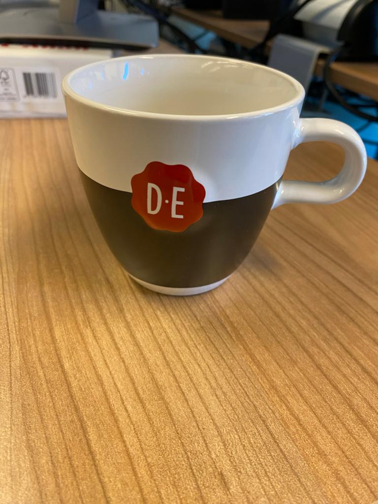 Douwe Egberts Mok - Wit/Bruin met DE-zegel, Keramiek, Ophalen of Verzenden, Zo goed als nieuw, Overige stijlen