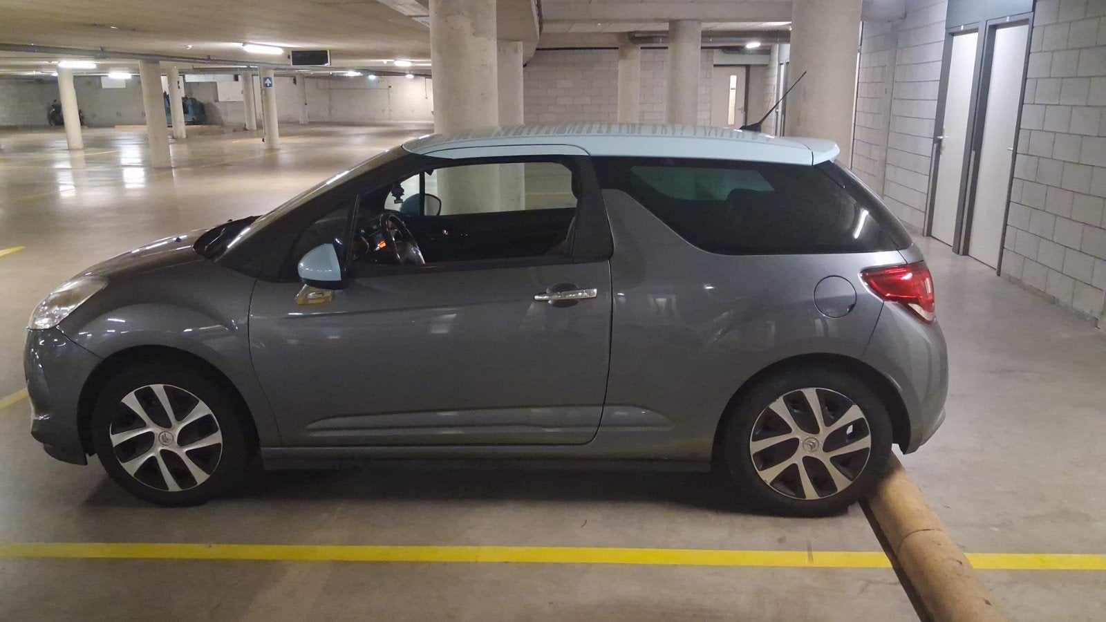 Citroën DS3 1.6 VTI 88KW 2011 Grijs, Auto's, Voorwielaandrijving, Stof, 40 €/maand, Zwart