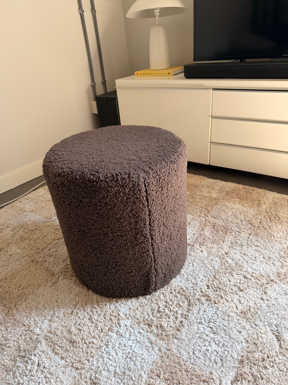 Bruine poef van teddy stof, Minder dan 50 cm, Rond, Ophalen of Verzenden, Zo goed als nieuw